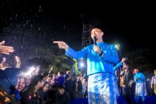 Wali Kota Pekanbaru Agung Nugroho sempat dipayungi ajudan dan protokoler saat pembukaan MTQ ke-57 di Kawasan Purna MTQ, Minggu (2/11/2025). Foto: Istimewa.