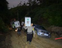 Menembus Lumpur, Mengantar Suara: Kisah Perjuangan KPU Siak Menjaga Ruh Demokrasi di Ujung Negeri