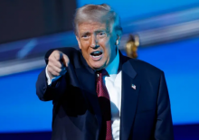 Presiden Donald Trump memberi isyarat setelah menyampaikan pidato di Forum Bisnis Amerika di Kaseya Center pada 5 November 2025 di Miami, Florida/ AFP