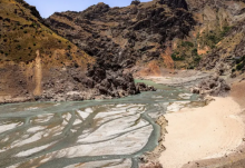 Aliran air rendah sungai di hulu Bendungan Amir Kabir di sepanjang Sungai Karaj saat Teheran menghadapi kekurangan air/ AFP