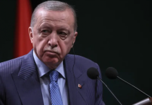 Presiden Turki Recep Tayyip Erdogan (kanan) menghadiri konferensi pers bersama dengan Kanselir Jerman di Kompleks Kepresidenan di Ankara, pada 30 Oktober 2025/ AFP