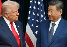 Presiden AS Donald Trump (kiri) dan Presiden Tiongkok Xi Jinping saling menyapa saat tiba untuk berunding di Pangkalan Udara Gimhae, yang terletak di sebelah Bandara Internasional Gimhae di Busan pada 30 Oktober 2025/ AFP