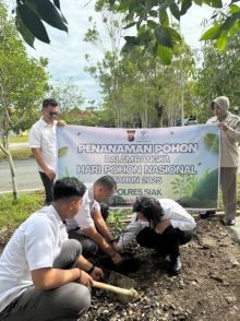 Tanam 155 Pohon, Polres Siak Wujudkan Semangat Green Policing untuk Bumi yang Lebih Lestari
