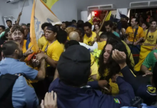 Demonstran adat bentrok dengan petugas keamanan di KTT COP30 di Brasil/ AFP