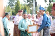 Gubernur Riau Abdul Wahid menerima piagam saat menghadiri Apel Peringatan Hari Jadi ke-68 Provinsi Riau yang digelar di halaman Kantor Gubernur Riau, Sabtu (9/8/2025).