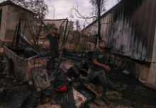 Warga Palestina memeriksa bagian-bagian rumah yang terbakar setelah serangan pemukim Israel di desa Beit Lid, sebelah timur Tulkarem, Tepi Barat yang diduduki pada 11 November 2025/ AFP