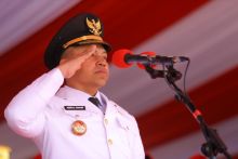 Gubernur Riau (Gubri) Abdul Wahid menjadi Inspektur Upacara yang dilaksanakan di Halaman Kantor Gubernur Riau, Minggu (17/8/2025).