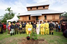 Gubernur Riau, Abdul Wahid, hadir untuk meresmikan kembali Istana Kerajaan Rokan pada Sabtu (13/9/2025).