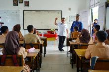 Gubernur Riau, Abdul Wahid, melakukan kunjungan kerja ke SMAN 5 dan SMAN 15 Pekanbaru, Rabu (17/9/2025).