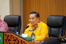 Pelaksana Tugas (Plt) Gubernur Riau (Gubri) SF Hariyanto berdialog bersama insan media di Kantor Gubernur Riau, Kamis (6/11/2025).