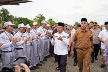 Gubri Abdul Wahid bersama pelajar