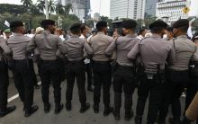 Polisi mengaamankan demonstrasi. Sumber: kompas.id