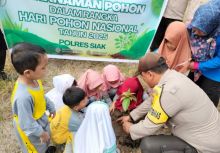 Semarak Hari Pohon Nasional: Polsek Tualang Ajak Murid TK Cendikia Muda Tanam Jeruk dan Matoa