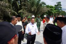 Gubri Abdul Wahid tinjau jalan di Inhil 