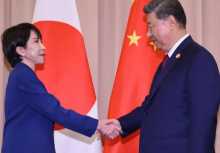Perdana Menteri Jepang Sanae Takaichi (kiri) bersama Presiden Tiongkok Xi Jinping/ AFP