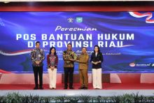 Gubri Abdul Wahid Terima Penghargaan Menteri Hukum 