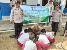Polsek Tualang Hijaukan Sekolah, Ratusan Siswa Antusias Ikut Tanam Pohon di SD S Nusantara