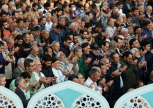 Warga Iran berdoa memohon hujan di Makam Saleh di Teheran karena negara tersebut mengalami kekurangan air yang parah/ AFP