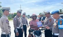Satlantas Polres Siak Gelar Pemasangan Stiker & Pembagian Leaflet Operasi Zebra LK 2025 di Kandis