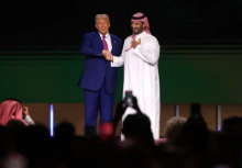 Presiden AS Donald Trump menyapa Putra Mahkota Saudi Mohammed bin Salman dalam forum investasi Saudi-AS di Pusat Konferensi Internasional Raja Abdul Aziz di Riyadh pada 13 Mei 2025/ AFP