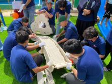 Volunteer yang terdiri dari karyawan bergotong royong dalam pemasangan wahana bermain pada anak di Day Care Estate Baserah pada peringatan Founder's Day 2025 (15/11/2025).