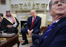 Presiden Donald Trump (kanan) menanggapi pertanyaan yang diajukan Putra Mahkota sekaligus Perdana Menteri Arab Saudi, Mohammed bin Salman, mengenai kematian jurnalis Saudi, Jamal Ahmad Hamza Khashoggi, dalam pertemuan bilateral di Ruang Oval Gedung Putih pada 18 November 2025 di Washington, DC/ AFP