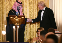 Presiden AS Donald Trump (kanan) berjabat tangan dengan Putra Mahkota dan Perdana Menteri Kerajaan Arab Saudi Mohammed bin Salman dalam jamuan makan malam resmi di Ruang Timur Gedung Putih di Washington, DC, pada 18 November 2025/ AFP