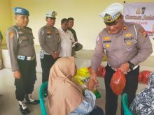 Polsek Kandis Salurkan Bantuan untuk Suku Sakai: Wujud Kehadiran Negara yang Tak Pernah Absen