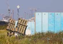 Gambar yang diambil dari perbatasan selatan Israel dengan Jalur Gaza pada 17 April 2024 menunjukkan baterai sistem pertahanan udara Iron Dome Israel yang dikerahkan di dekat wilayah Palestina/ AFP