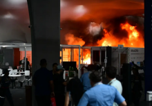 Kebakaran terjadi di sebuah paviliun selama Konferensi Perubahan Iklim PBB COP30 di Belem, negara bagian Para, Brasil, pada 20 November 2025/ AFP