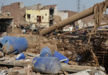 Puing-puing setelah ledakan di pabrik lem di Faisalabad, Pakistan, pada hari Jumat/ AFP