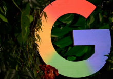 Logo Google terlihat pada konferensi pers di Berlin pada 11 November 2025/ AFP