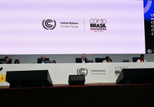 Presiden COP30 Andre Correa do Lago berbicara selama sesi pleno/ AFP