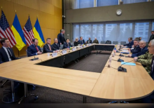 Menteri Luar Negeri AS Marco Rubio (kelima dari kiri), utusan khusus AS Steve Witkoff (keempat dari kiri), Menteri Angkatan Darat AS Daniel Driscoll (duduk) dan menantu Presiden AS Donald Trump, Jared Kushner (kiri) menghadapi delegasi Ukraina/ AFP