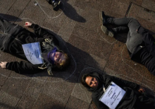 Para aktivis menggelar aksi ‘die-in’ untuk mengenang para korban femisida di Toulouse, Prancis pada 16 November 2025/ AFP