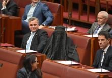 Pauline Hanson mengenakan burka di parlemen/ Al Jazeera dan X