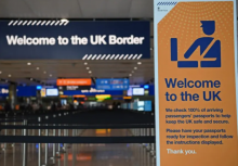 Papan tanda perbatasan Inggris terlihat di pemeriksaan paspor di Kedatangan di Terminal 2 di Bandara Heathrow/ AFP