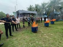 Bea Cukai Bengkalis Musnahkan Barang Ilegal Senilai Rp1,8 Miliar