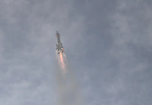 Tiongkok meluncurkan pesawat ruang angkasa untuk para astronaut yang terdampar/ AFP