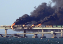 Asap hitam mengepul dari kebakaran di jembatan Kerch yang menghubungkan Krimea dengan Rusia/ AFP