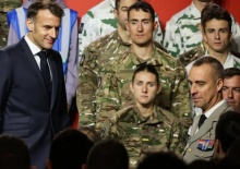 Presiden Prancis Emmanuel Macron bertemu dengan para prajurit setelah meresmikan dinas militer nasional baru di pangkalan militer di Varces, Pegunungan Alpen Prancis, pada 27 November 2025/ AFP