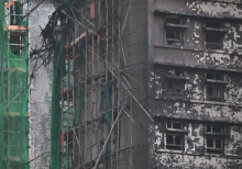 Bangunan-bangunan yang rusak terlihat setelah kebakaran besar yang melanda beberapa blok apartemen di perumahan Wang Fuk Court di distrik Tai Po, Hong Kong, pada 28 November 2025/ AFP