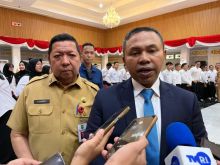 Gubri Abdul Wahid usai menyerahkan SK CPNS