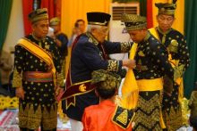 Prosesi penabalan gelar adat Gubri Abdul Wahid