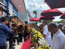 Gubri Abdul Wahid meresmikan perpustakaan