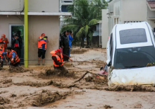 Tim penyelamat mengarungi banjir dengan memegang tali dalam upaya mengevakuasi warga yang terjebak di rumah mereka di Padang, Provinsi Sumatera Barat pada 27 November 2025/ ANI