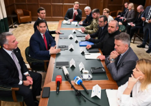 Menteri Luar Negeri AS Marco Rubio (tengah kiri), diapit oleh Utusan Khusus Gedung Putih Steve Witkoff dan Jared Kushner, berbicara dalam pertemuan dengan para pejabat Ukraina yang dipimpin oleh Sekretaris Dewan Keamanan dan Pertahanan Nasional Ukraina Rustem Umerov (tengah kanan) di Hallandale Beac