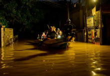 Orang-orang menaiki perahu milik tentara Sri Lanka di jalanan yang terendam banjir setelah hujan deras di Wellampitiya, pinggiran Kolombo, pada 30 November 2025/ AFP