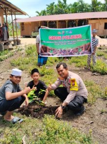Polsek Tualang Tanamkan Green Policing di Ponpes Raudhatul Ulum, Santri Semangat Hijaukan Lingkungan