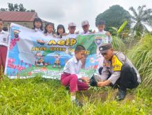 Ajak Siswa Cinta Alam, Polsek Kandis Gelar Edukasi Hijau dan Tanam Pohon di SDN 1 Telaga Sam-Sam